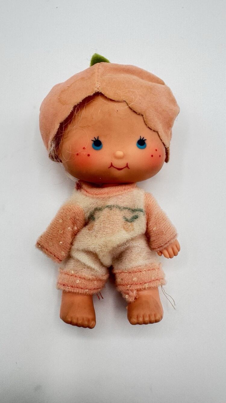 VTG 1979 Apricot Strawberry Shortcake Figurine No Socks Small Spot On Hat